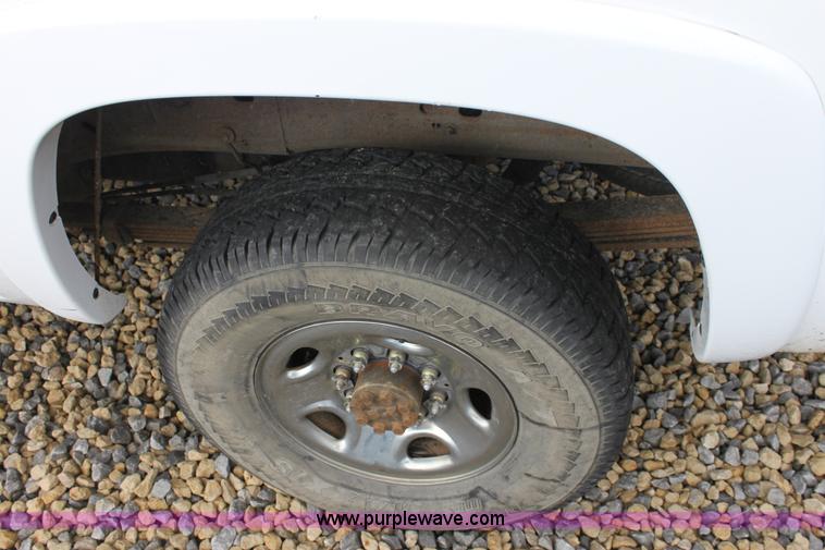 image for item D7549 2005 Chevrolet Silverado K2500HD LS crew cab pickup truck