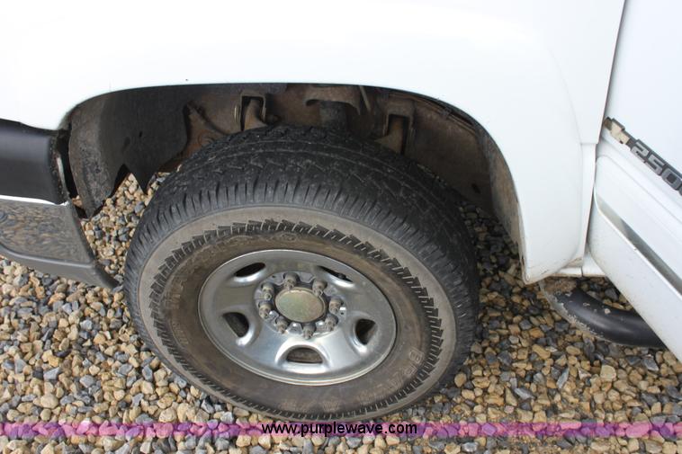 image for item D7549 2005 Chevrolet Silverado K2500HD LS crew cab pickup truck