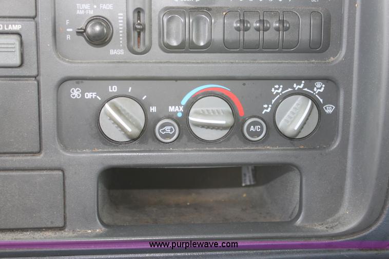 image for item D7551 1995 Chevrolet C1500 pickup truck