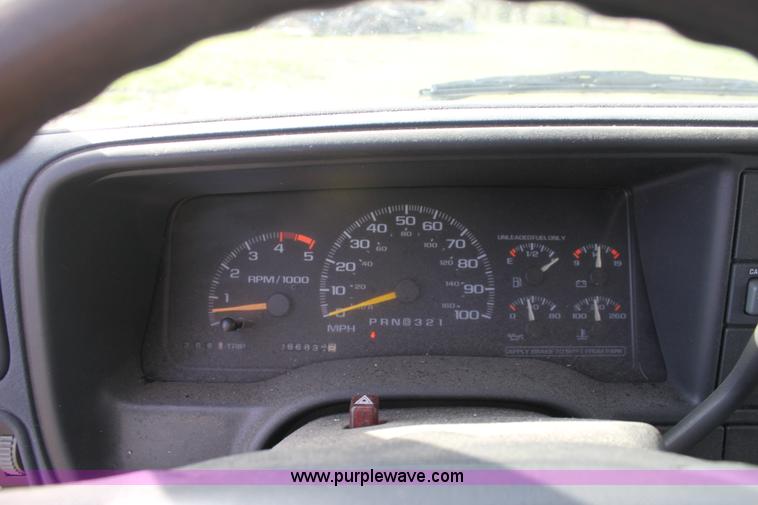 image for item D7551 1995 Chevrolet C1500 pickup truck