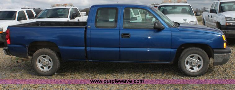 image for item D7554 2003 Chevrolet Silverado C1500 extended cab pickup truck