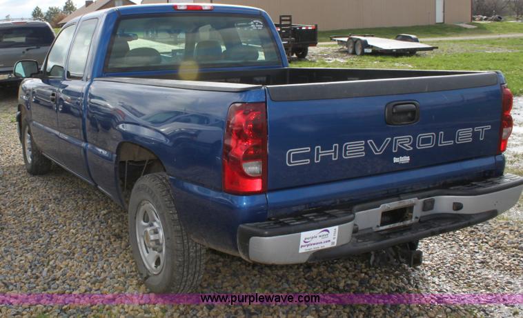 image for item D7554 2003 Chevrolet Silverado C1500 extended cab pickup truck