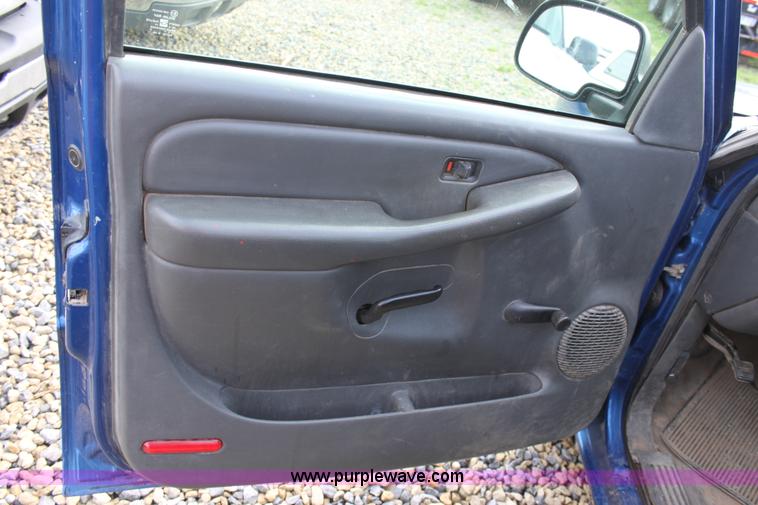 image for item D7554 2003 Chevrolet Silverado C1500 extended cab pickup truck