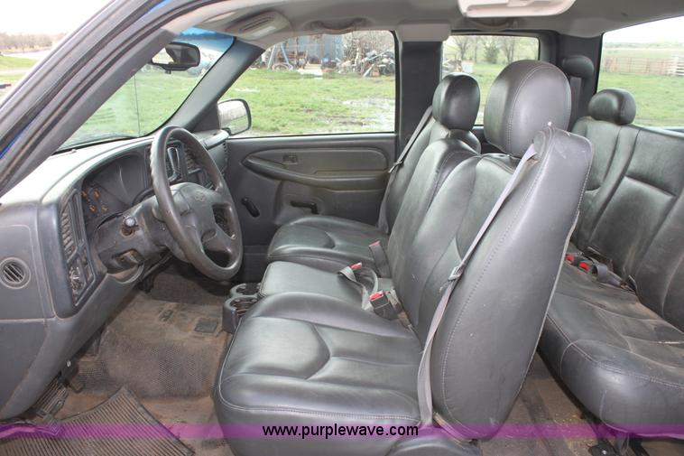 image for item D7554 2003 Chevrolet Silverado C1500 extended cab pickup truck