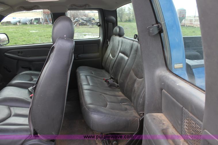 image for item D7554 2003 Chevrolet Silverado C1500 extended cab pickup truck