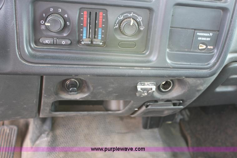 image for item D7554 2003 Chevrolet Silverado C1500 extended cab pickup truck