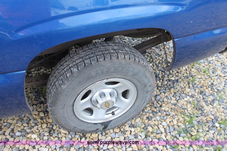 image for item D7554 2003 Chevrolet Silverado C1500 extended cab pickup truck