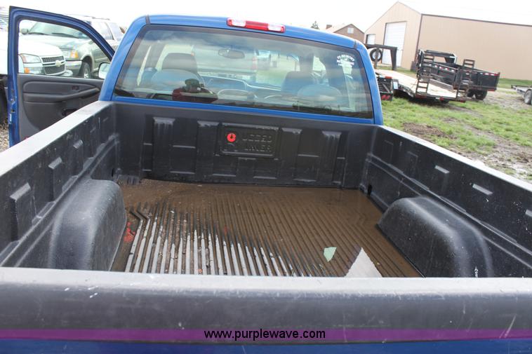 image for item D7554 2003 Chevrolet Silverado C1500 extended cab pickup truck