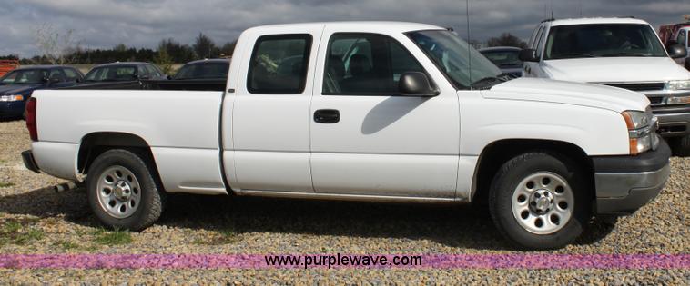 image for item D7555 2005 Chevrolet Silverado C1500 extended cab pickup truck