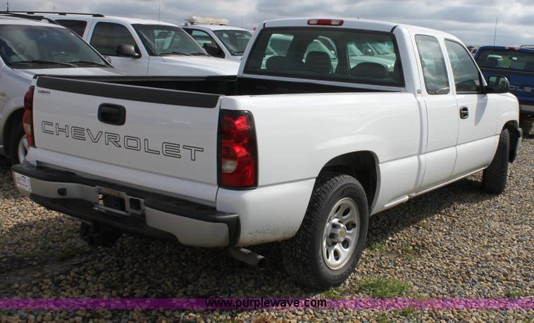 image for item D7555 2005 Chevrolet Silverado C1500 extended cab pickup truck