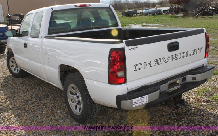 image for item D7555 2005 Chevrolet Silverado C1500 extended cab pickup truck