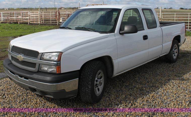 image for item D7555 2005 Chevrolet Silverado C1500 extended cab pickup truck