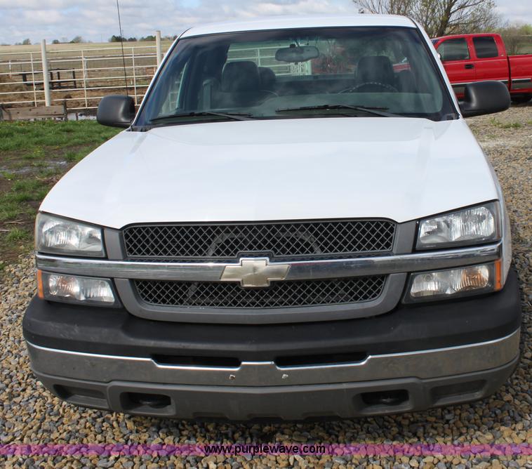 image for item D7555 2005 Chevrolet Silverado C1500 extended cab pickup truck