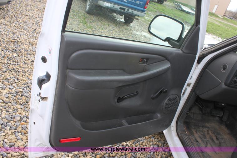 image for item D7555 2005 Chevrolet Silverado C1500 extended cab pickup truck