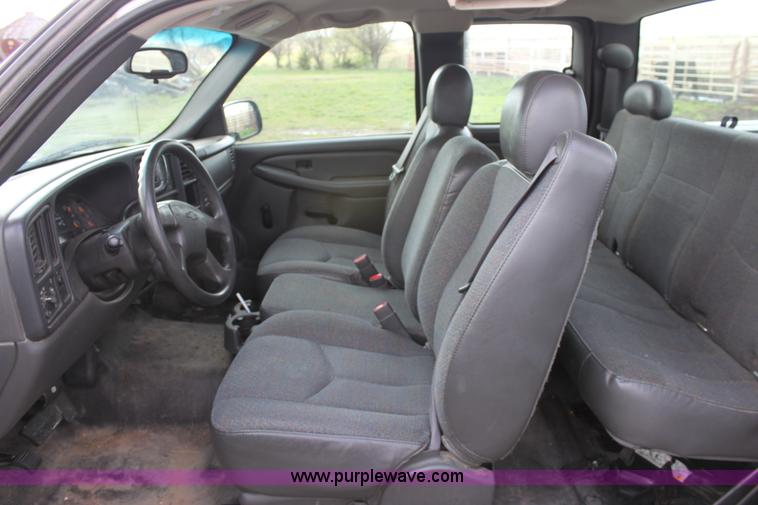 image for item D7555 2005 Chevrolet Silverado C1500 extended cab pickup truck