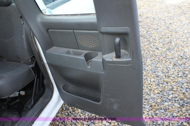 image for item D7555 2005 Chevrolet Silverado C1500 extended cab pickup truck