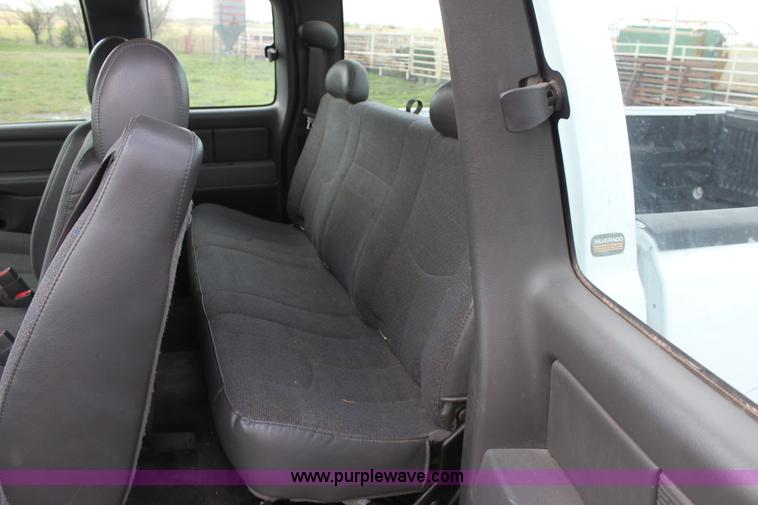 image for item D7555 2005 Chevrolet Silverado C1500 extended cab pickup truck