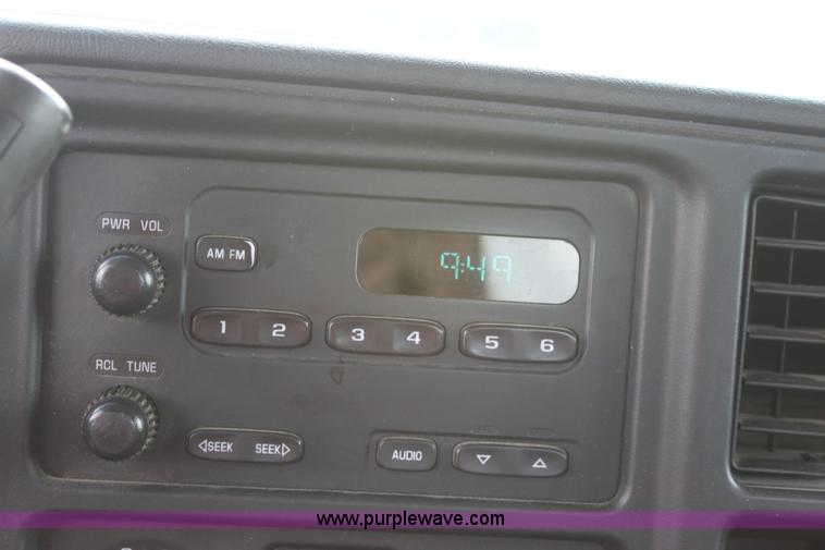 image for item D7555 2005 Chevrolet Silverado C1500 extended cab pickup truck