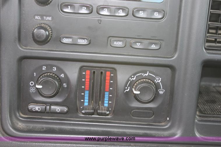 image for item D7555 2005 Chevrolet Silverado C1500 extended cab pickup truck