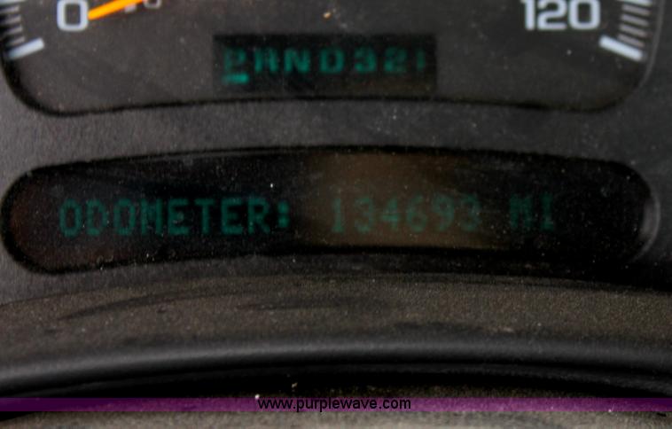 image for item D7555 2005 Chevrolet Silverado C1500 extended cab pickup truck