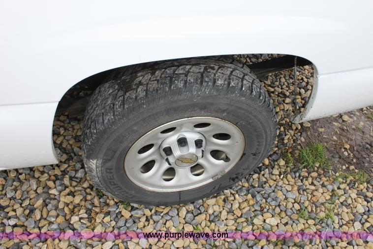 image for item D7555 2005 Chevrolet Silverado C1500 extended cab pickup truck