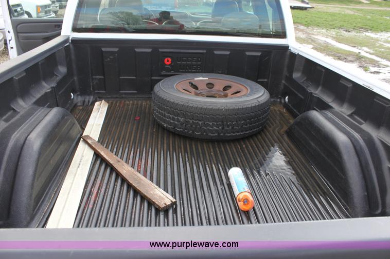 image for item D7555 2005 Chevrolet Silverado C1500 extended cab pickup truck