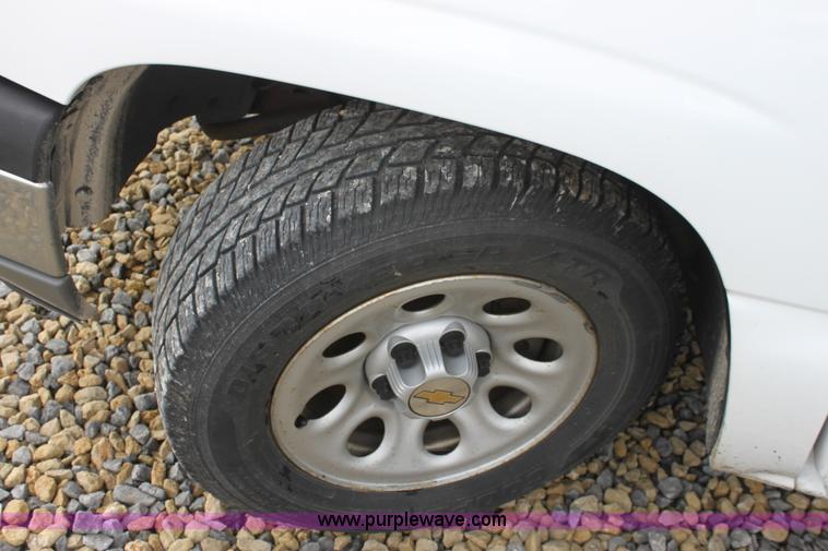 image for item D7555 2005 Chevrolet Silverado C1500 extended cab pickup truck