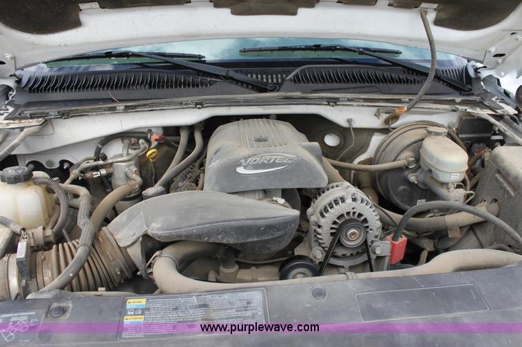 image for item D7555 2005 Chevrolet Silverado C1500 extended cab pickup truck