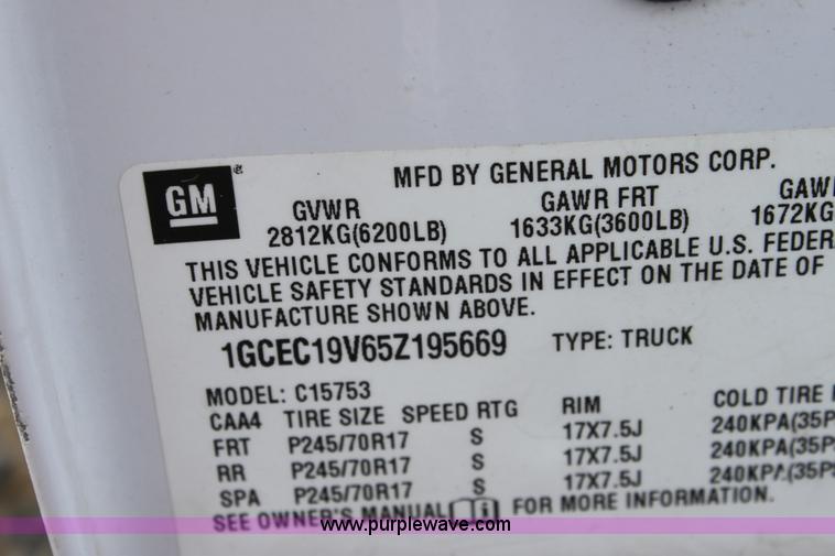 image for item D7555 2005 Chevrolet Silverado C1500 extended cab pickup truck