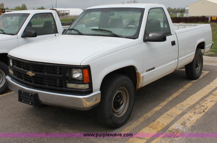 image for item D7627 2000 Chevrolet C2500 LS pickup truck