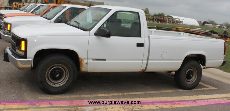 image for item D7627 2000 Chevrolet C2500 LS pickup truck