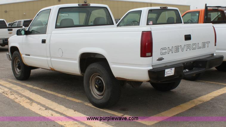 image for item D7627 2000 Chevrolet C2500 LS pickup truck