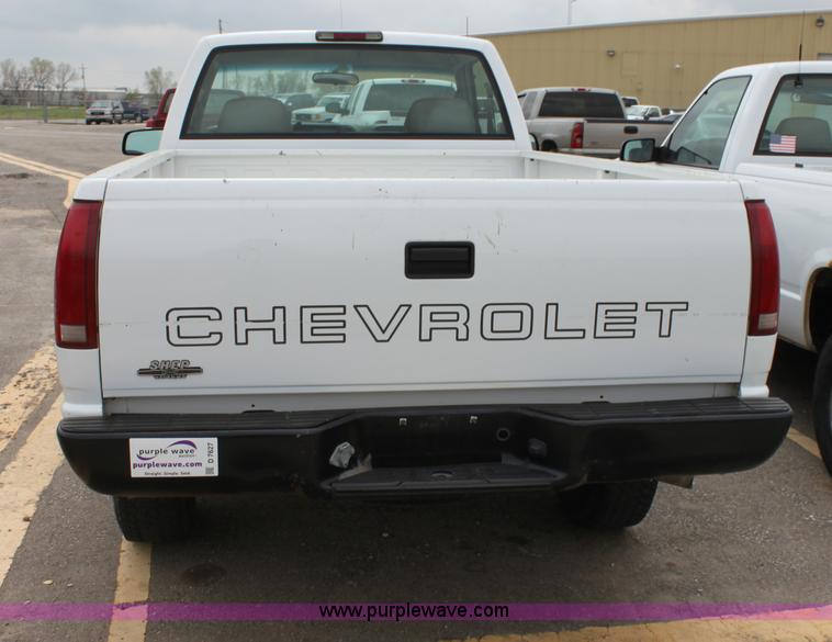 image for item D7627 2000 Chevrolet C2500 LS pickup truck