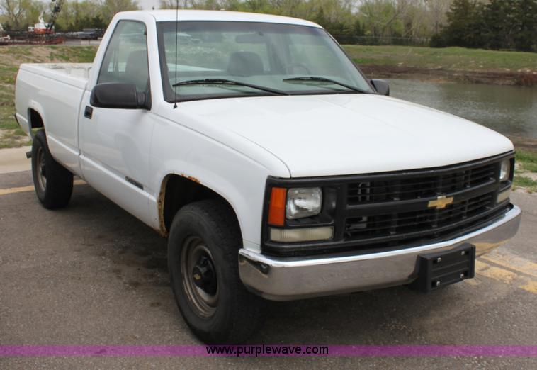 image for item D7627 2000 Chevrolet C2500 LS pickup truck