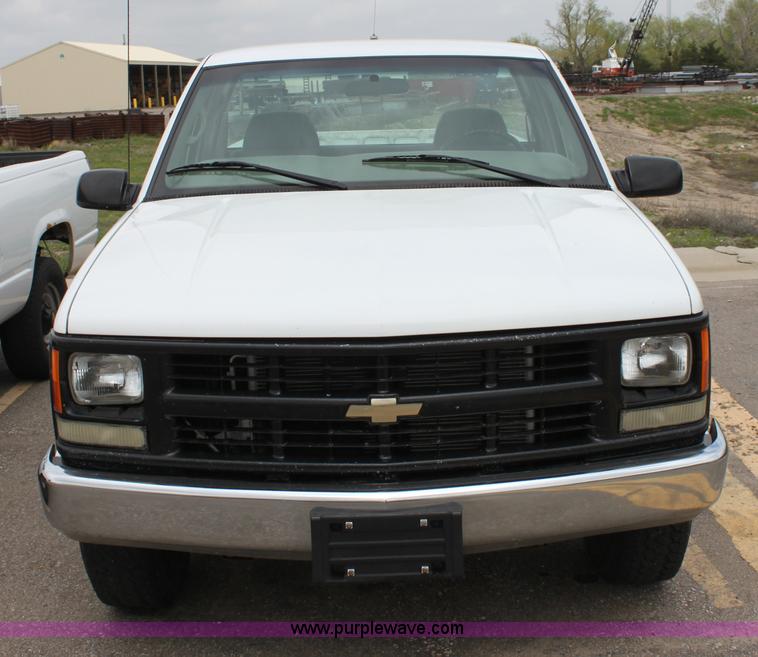 image for item D7627 2000 Chevrolet C2500 LS pickup truck