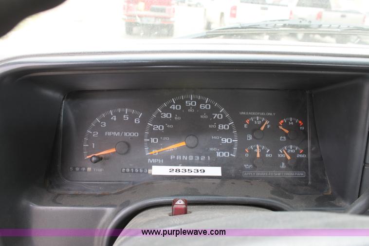 image for item D7627 2000 Chevrolet C2500 LS pickup truck