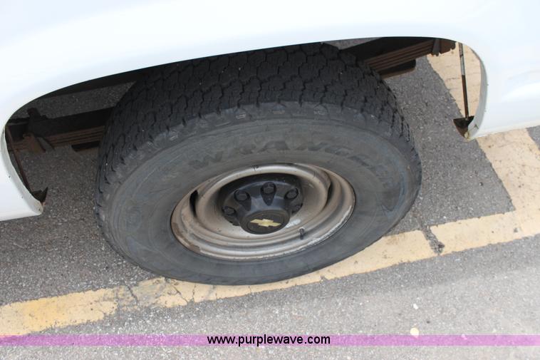 image for item D7627 2000 Chevrolet C2500 LS pickup truck