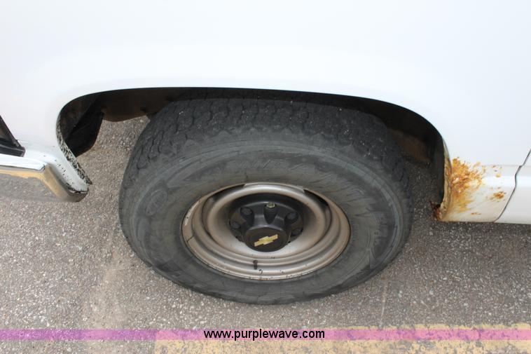 image for item D7627 2000 Chevrolet C2500 LS pickup truck