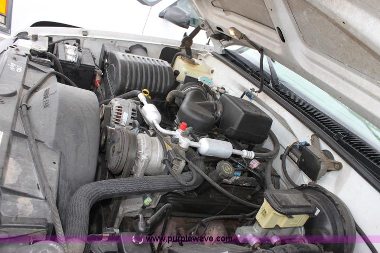 image for item D7627 2000 Chevrolet C2500 LS pickup truck