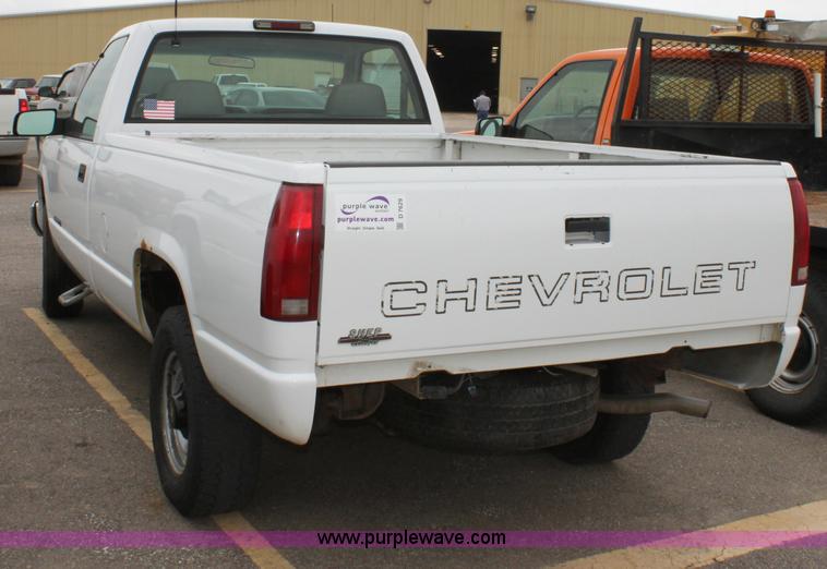 image for item D7629 2000 Chevrolet C2500 LS pickup truck