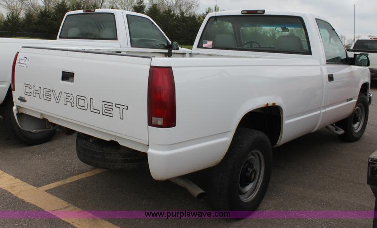 image for item D7629 2000 Chevrolet C2500 LS pickup truck