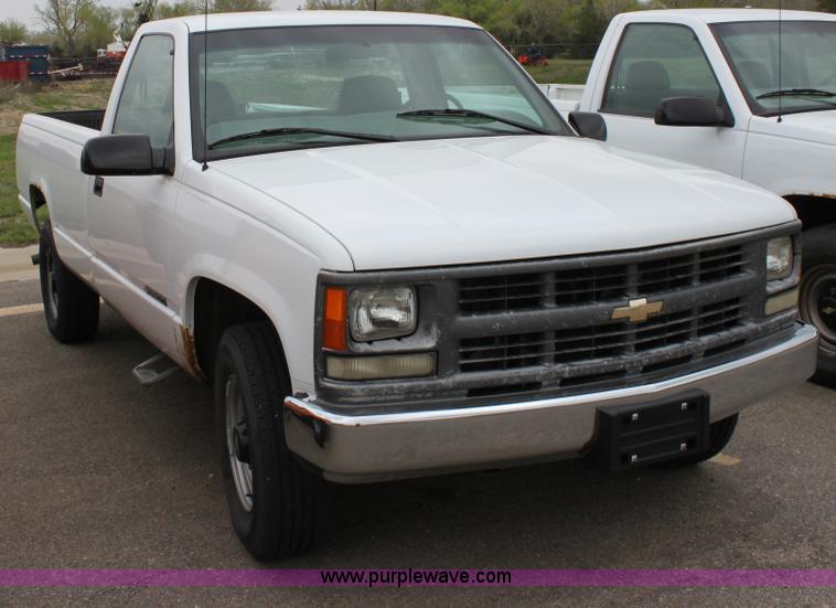 image for item D7629 2000 Chevrolet C2500 LS pickup truck