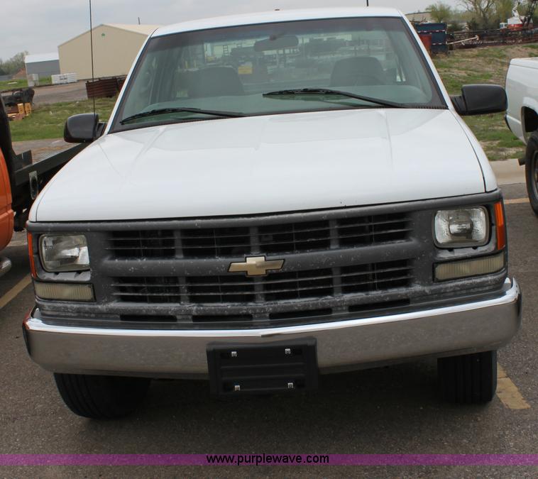 image for item D7629 2000 Chevrolet C2500 LS pickup truck