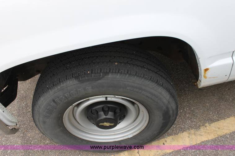 image for item D7629 2000 Chevrolet C2500 LS pickup truck