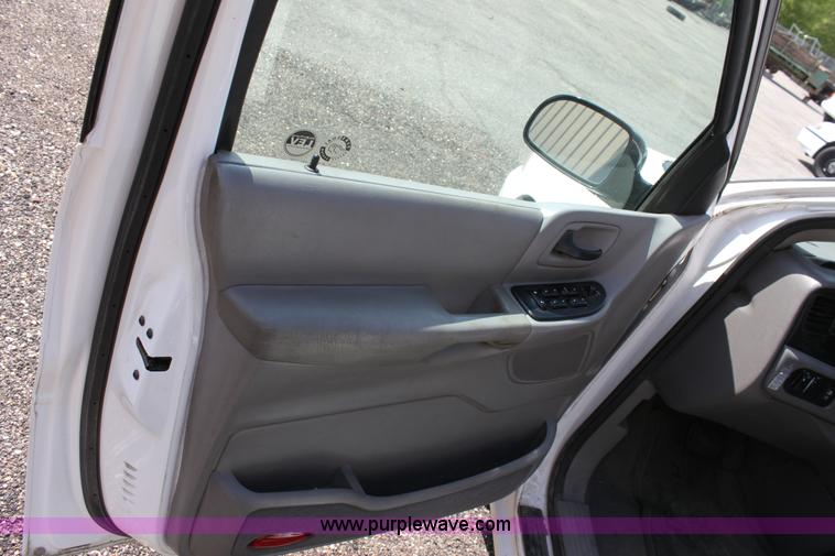 image for item D7720 2002 Ford Windstar LX mini van