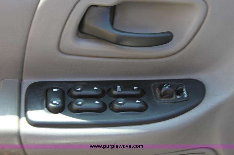 image for item D7720 2002 Ford Windstar LX mini van