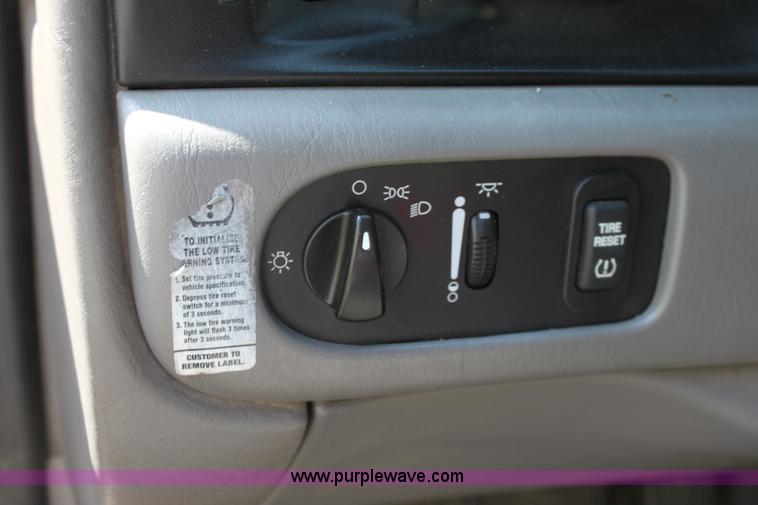 image for item D7720 2002 Ford Windstar LX mini van