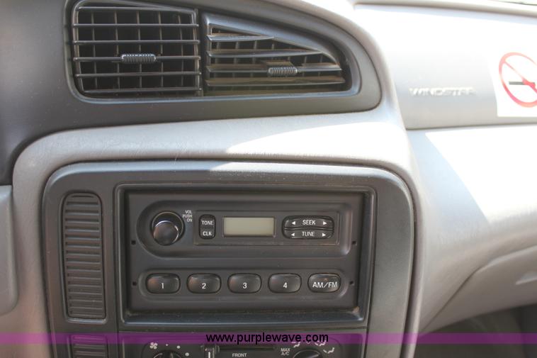 image for item D7720 2002 Ford Windstar LX mini van