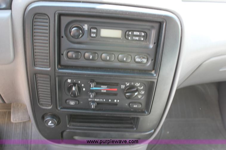 image for item D7720 2002 Ford Windstar LX mini van