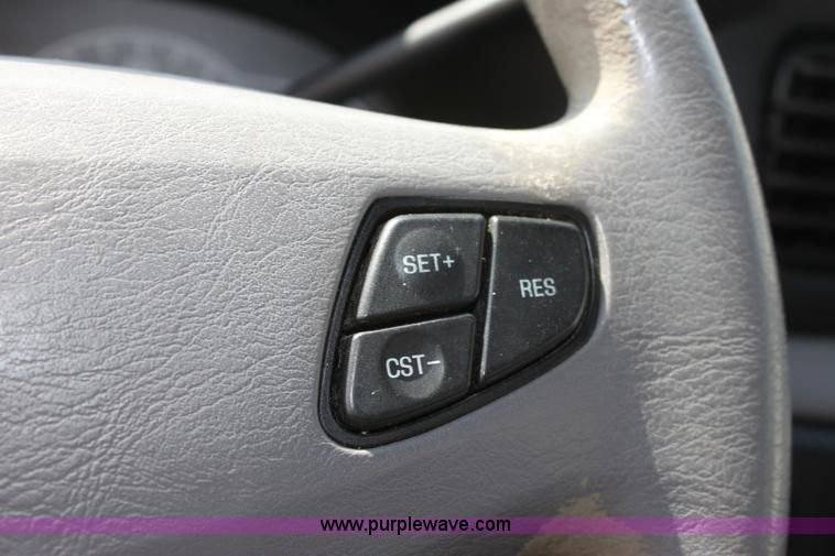 image for item D7720 2002 Ford Windstar LX mini van